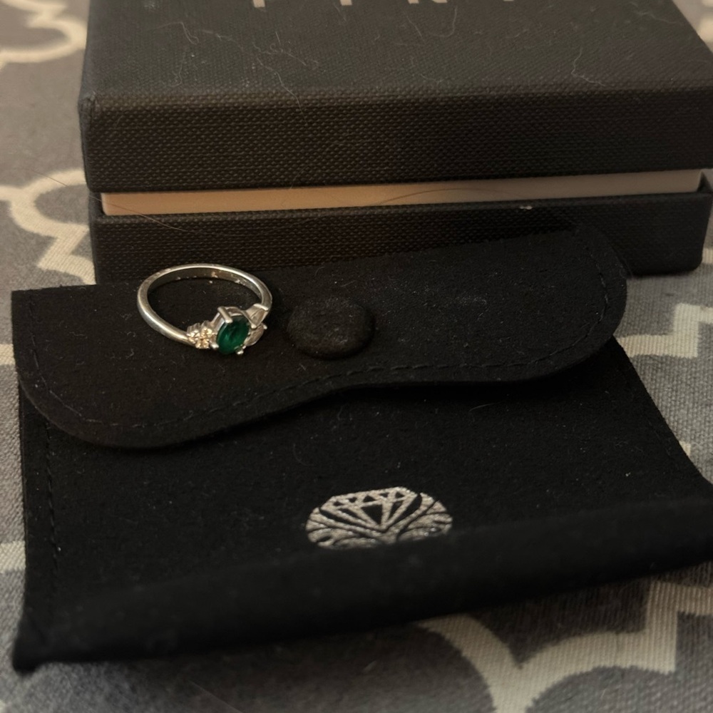 Elegant Sterling Silver Ring with Emerald Gemstone and Swarovski Crystal